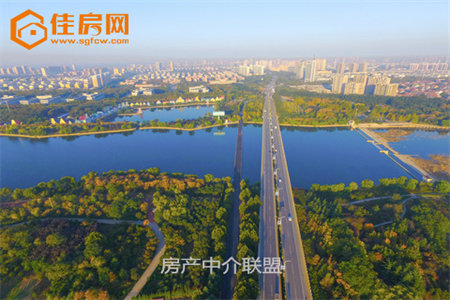 城华龙西苑四室两厅两卫精装出售有公用停车位